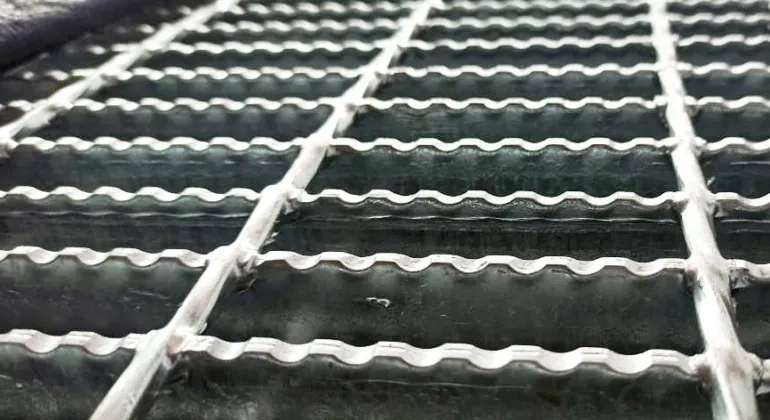 Steel Grating sebagai Alternatif untuk Lantai Anti-Slip di Area Basah